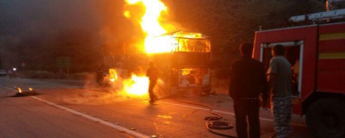 یک اتوبوس با ۴۲ مسافر در جاده قم آتش گرفت